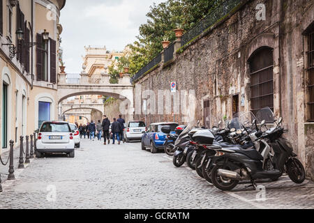 Rom, Italien - 13. Februar 2016: Gewöhnliche Straße im alten Rom mit parkenden Autos und Motorräder Stockfoto