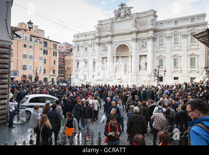 Rom, Italien - 13. Februar 2016: Viele Touristen besuchen den Trevi-Brunnen, Symbol des kaiserlichen Roms. Es ist eines der meisten popul Stockfoto