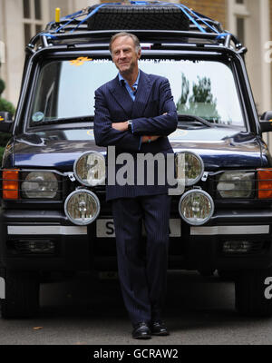 Sir Ranulph Fiennes posiert vor einem Land Rover Discovery 2 im Hauptquartier der Society of Motor Manufacturers and Traders in London. Stockfoto