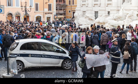 Rom, Italien - 13. Februar 2016: Touristen in den Trevi-Brunnen ein Wahrzeichen des kaiserlichen Roms. Es ist eines der meisten p Stockfoto