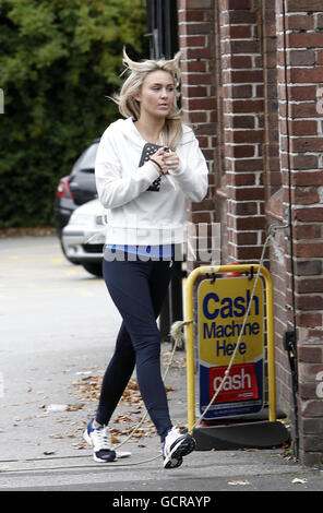 Alex Curran vermeidet Parkscheine. Alex Curran kehrt zu einem Restaurant in Liverpool zurück, nachdem sie ihr Auto bewegt hat, um ein Parkschein zu vermeiden. Stockfoto