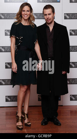 Die Stars des Films Conviction, Hilary Swank und Sam Rockwell, besuchen eine Fotoschau während des BFI London Film Festival im VUE West End im Zentrum von London. Stockfoto