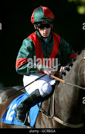 Jockey Shane Kelly auf Nacht Hexe vor dem Europäer Züchterfonds Maiden Stakes (Klasse 4) Stockfoto