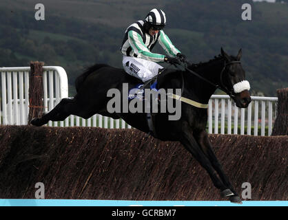 Pferderennen - Cheltenham Rennbahn. Midnight Chase, geritten von Dougie Costello auf dem Weg zum Sieg in der Handicap Chase Sportingbet.com auf der Pferderennbahn Cheltenham. Stockfoto