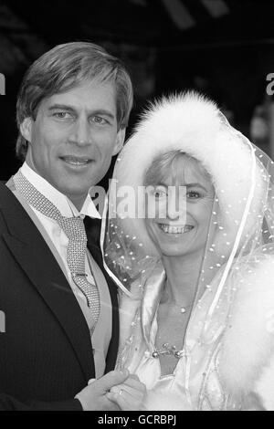 Unterhaltung - Susan George und Simon MacCorkindale Hochzeit Segen - Cookham-on-Thames Stockfoto
