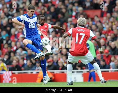 Fußball - Barclays Premier League - Arsenal gegen Birmingham City - Emirates Stadium. Nikola Zigic (links) von Birmingham City und Johan Djourou (Mitte) von Arsenal kämpfen um den Ball Stockfoto