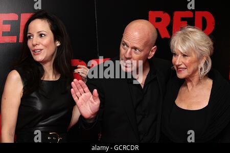 (L-R) Mary-Louise Parker, Bruce Willis und Helen Mirren kommen zur UK-Premiere von Red in der Royal Festival Hall, London. Stockfoto