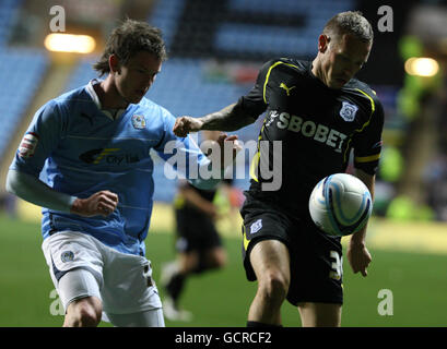 Craig Bellamy von Cardiff City hält den Ball während des npower Championship-Spiels in der Ricoh Arena in Coventry von Aron Gunnarsson in Coventry fern. Stockfoto