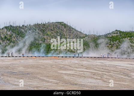 Besucher erkunden die außergewöhnlichen Farben und Muster für den Grand Bildobjekte Frühling, Yellowstone-Nationalpark Stockfoto