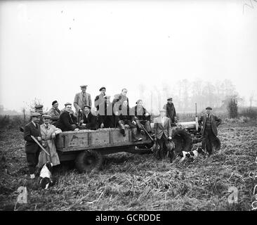 Allgemeine Aufnahmen eines Wochenendes von Wildvogelschießen auf dem Marks Tey Anwesen von Herrn Nat. Sherwood in Essex. Die Wochenendschützen und ihre Hunde posieren für ein Gruppenfoto. Stockfoto