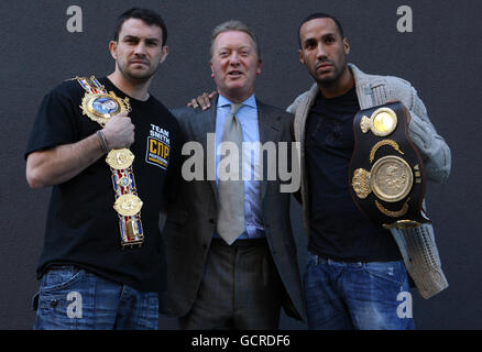 Frank Warren Boxen Promoter mit seinen Kämpfern British Champion Paul Smith (links) und Olympiasieger James DeGale (rechts) während einer Pressekonferenz im Radisson Blu Hotel, Liverpool. Stockfoto