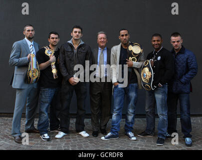 Frank Warren Boxing Promoter (Mitte) mit seinen Kämpfern von links) Liverpools Tony Bellew und Paul Smith, Wales' Nathan Cleverly, Olympiasieger James DeGale, Sheffield's Kell Brook und Birmingham's Frankie Gavin während einer Pressekonferenz im Radisson Blu Hotel, Liverpool, vor der Liverpool Echo Arena Show am 11. Dezember. Stockfoto