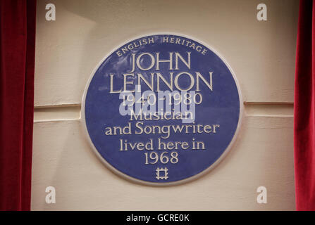 Die Enthüllung einer Blauen Tafel des englischen Kulturerbes für John Lennon (1940-80) am Montagu Square 34, Marylebone, im Zentrum von London, wo Lennon und Yoko Ono zum ersten Mal ein gemeinsames Zuhause teilten. Stockfoto