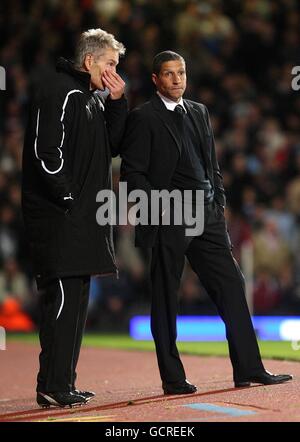 Fußball - Barclays Premier League - West Ham United / Newcastle United - Upton Park. Chris Hughton (rechts), Manager bei Newcastle United, und Paul Barron (links), Trainer bei der Touchline Stockfoto