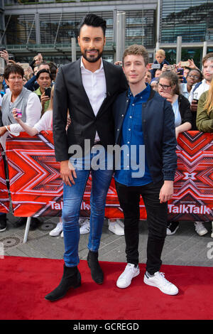 Rylan Clark (links) und Matt Edmondson kommen in der Wembley Arena in London, vor der London Auditions für die kommende Serie von X-Factor. Stockfoto