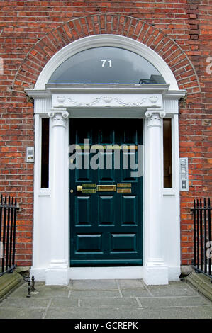 Tür von einem georgianischen Gebäude in Eccles Street, Dublin, berühmt geworden durch James Joyce in Ulysses, jetzt von medizinischen Berater verwendet Stockfoto