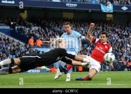 Manchester Citys Torwart Joe Hart rettet vor Francesc von Arsenal Fabregas Stockfoto