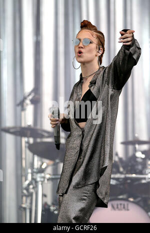 Jess Glynne auf der Hauptbühne am zweiten Tag des T im Park durchführen, statt das jährliche Musikfestival Schloss Strathallan, Perthshire. Stockfoto