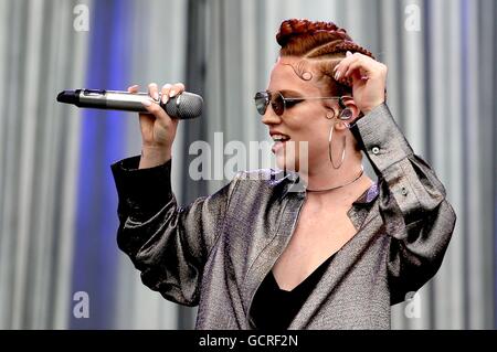 Jess Glynne auf der Hauptbühne am zweiten Tag des T im Park durchführen, statt das jährliche Musikfestival Schloss Strathallan, Perthshire. Stockfoto