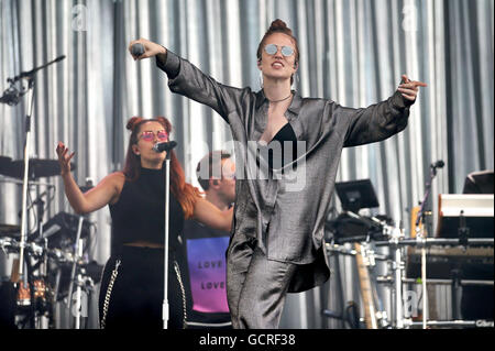 Jess Glynne auf der Hauptbühne am zweiten Tag des T im Park durchführen, statt das jährliche Musikfestival Schloss Strathallan, Perthshire. Stockfoto