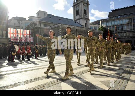 Soldaten des London Regiment, des Territorial Army Infantry Regiment der Hauptstadt im Guildhall Yard vor Londons Guildhall während ihrer Heimkehrparade nach der Rückkehr aus Afghanistan. Stockfoto