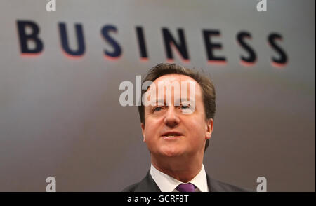 Premierminister David Cameron spricht auf der jährlichen Konferenz des britischen Industrieverbands (CBI) im Grosvenor House Hotel in Mayfair im Zentrum von London. Stockfoto