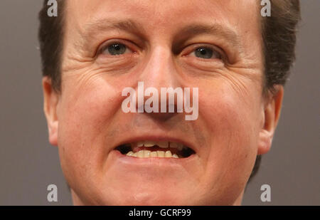 Premierminister David Cameron spricht auf der jährlichen Konferenz des britischen Industrieverbands (CBI) im Grosvenor House Hotel in Mayfair im Zentrum von London. Stockfoto