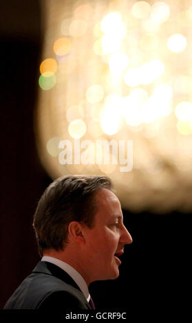 Premierminister David Cameron spricht auf der jährlichen Konferenz des britischen Industrieverbands (CBI) im Grosvenor House Hotel in Mayfair, im Zentrum von London. DRÜCKEN SIE VERBANDSFOTO. Bilddatum: Montag, 25. Oktober 2010. Cameron schwor, eine „neue wirtschaftliche Dynamik“ zu entfesseln, als er an die Wirtschaftsführer appellierte, die Arbeitsplätze zu schaffen, die Großbritannien braucht, um sich von der Rezession zu erholen. Um das Rampenlicht von Ausgabenkürzungen und Arbeitsplatzverlusten im öffentlichen Sektor zu verlagern, versprach der Premierminister in den kommenden Monaten einen „forensischen, unnachgiebigen Fokus auf Wachstum“. Siehe PA Story INDUSTRY CBI. Fotokredit sollte Stockfoto