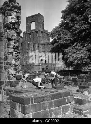 Eine archäologische Ausgrabung im Gange inmitten der Ruinen der Kirkstall Abbey, Leeds. Die Zisterzienserabtei, die um 1140 erbaut wurde, wurde nach der Auflösung der Klöster im 16. Jahrhundert zerstört, wobei ein Großteil des Steins während dieser und später für den Bau lokaler Gebäude verwendet wurde. Stockfoto