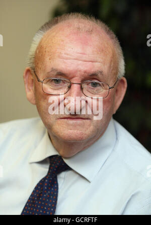 Patrick Mullan, Bruder des katholischen Priesters Hugh Mullan bei einer Pressekonferenz in Belfast, wo Gerry Adams enthüllt, was er behauptet, neue Beweise über das sogenannte Ballymurphy-Massaker zu sein, als er den Generalstaatsanwalt John Larkin auffordert, die Inquests über die 11 Tötungen britischer Soldaten im Jahr 1971 wieder aufzunehmen. Stockfoto