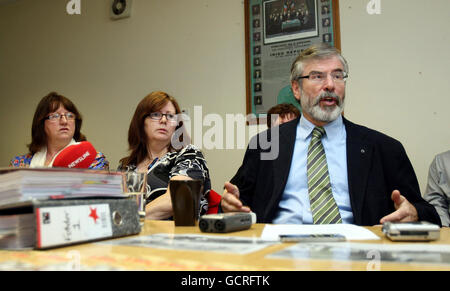 Gerry Adams (rechts) spricht auf einer Pressekonferenz in Belfast, als er enthüllt, was er behauptet, neue Beweise über das sogenannte Ballymurphy-Massaker zu sein, als er den Generalbundesanwalt John Larkin auffordert, die Inquests der 11 Tötungen britischer Soldaten im Jahr 1971 wieder aufzunehmen. Stockfoto