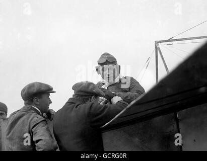Pilot Gustav Hamel in seinem Bleriot-Eindecker vor dem ersten Luftpostflug von Hendon nach Windsor. König George V hatte die Erlaubnis erteilt, dass das Flugzeug auf dem Gelände von Windsor Castle landen darf. Stockfoto