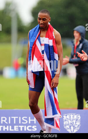 Matthew HUDSON-SMITH drapiert in den Union Jack-Flagge nach dem Gewinn der Männer 400m Finale 2016 British Championships; Birmingham Alexander Stadion UK. Stockfoto