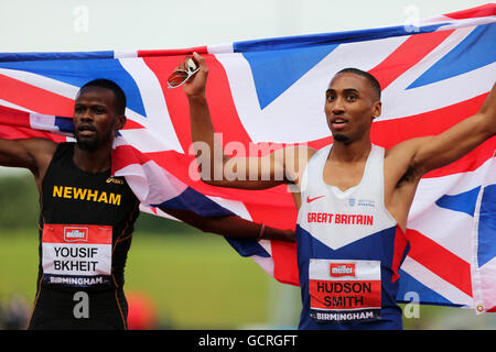 Matthew HUDSON-SMITH & Rabah YOUSIF BKHEIT drapiert in der Union Jack Flagge nach der Männer 400m Finale 2016 British Championships; Birmingham Alexander Stadion UK. Stockfoto