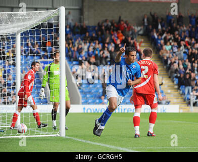 Chesterfield Jack Lester feiert Scoring seiner Seiten erstes Tor des Spiels während der npower League zwei Spiel im B2net Stadium, Chesterfield. Stockfoto