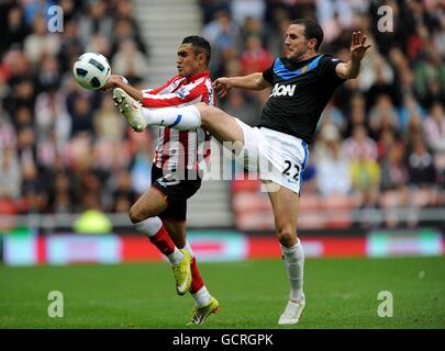 Fußball - Barclays Premier League - Sunderland gegen Manchester United - Stadium of Light. Ahmed Elmohamady von Sunderland (links) und John O'Shea von Manchester United in Aktion Stockfoto