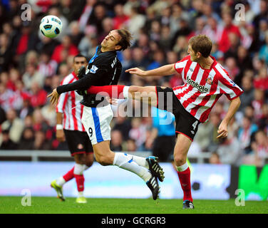 Michael Turner von Sunderland (rechts) und Dimitar Berbatov von Manchester United während des Spiels der Barclays Premier League im Stadion of Light in Sunderland. Stockfoto