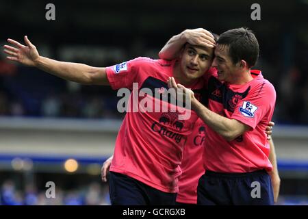 Fußball - Barclays Premier League - Birmingham City / Everton - St Andrews' Stadium. Evertons Tim Cahill feiert mit Leighton Baines das zweite Tor seiner Seite (rechts) Stockfoto