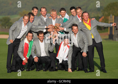 Golf - 38. Ryder Cup - Europa - USA - Tag 4 - Celtic Manor Resort. Das europäische Team feiert mit der Trophäe Stockfoto