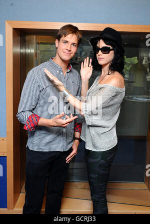 Katy Perry und Moderator Kevin Hughes während ihres Besuchs in den 95.8 Capital FM Studios in London, um für ihr neuestes Album Teenage Dream zu werben. Bilddatum: Donnerstag, 24. Juni 2010. Der Bildnachweis sollte lauten: Ian West/PA Stockfoto