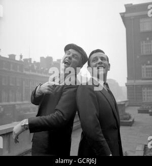 Englischer Komiker und Schauspieler Norman Wisdom (r) mit The Rockin' Berries Sängerin Clive Lea Stockfoto