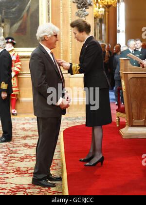 Jeremy Cowhig empfängt sein Mitglied des British Empire (MBE) von der Prinzessin Royal während der Investiturzeremonie im Schloss Windsor. Stockfoto