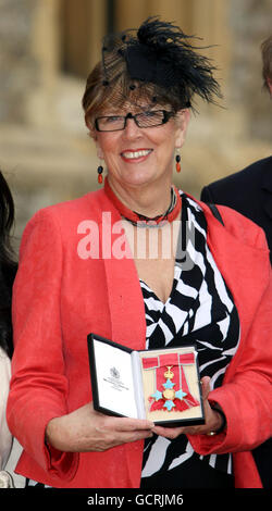 Cook, Autorin und Rundfunkanstalt Prue Leith, nachdem sie während der Investiturzeremonie im Schloss Windsor von der Prinzessin Royal Kommandantin des Britischen Imperium (CBE) wurde. Stockfoto