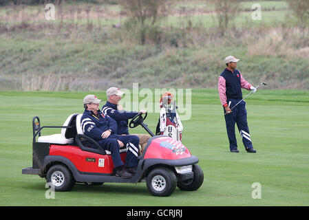 Golf - 38. Ryder Cup - Europa - USA - 3. Übungstag - Celtic Manor Resort. Der US-Teamkapitän Corey Pavin (Mitte) folgt einem Schuss des US-amerikanischen Tiger Woods (rechts) während des Trainings Stockfoto
