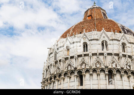 Ein nah abgeschnittenen Sicht der Architektur des Doms am Piazza dei Miracoli, das Baptisterium und der Kuppel; Pisa, Toskana, Italien Stockfoto