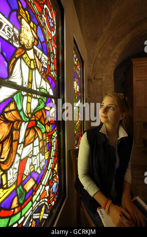 Studentin Holly Roberts studiert eine von vier Buntglasfenstern in der Krypta der Canterbury Cathedral in Kent. Aufgrund umfangreicher Reparaturarbeiten am großen Südfenster der Kathedrale von Canterbury wurden die 800 Jahre alten Glasscheiben, die seit dem 18. Jahrhundert im Fenster stehen, entfernt und während der Reparaturarbeiten gelagert. Etwas, das zwei Jahre dauern kann, um zu vollenden. Stockfoto