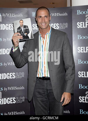 Nigel Barker, Fotograf und Realitätsrichter, zeigt America's Next Top Model während eines Buchsignierens für Nigel Barkers Beauty Equation in Selfridges in London. Stockfoto