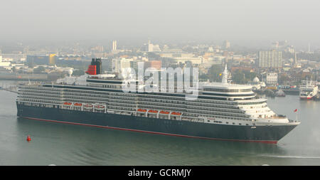 Cunards neuestes Schiff die Queen Elizabeth kommt zum ersten Mal in Southampton an. Stockfoto