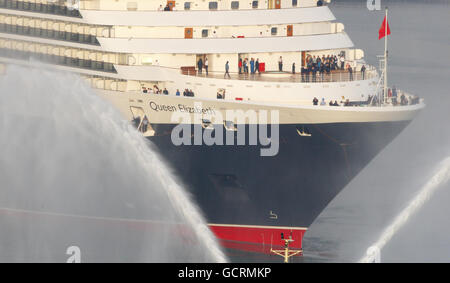 Cunards neuestes Schiff die Queen Elizabeth kommt zum ersten Mal in Southampton an. Stockfoto