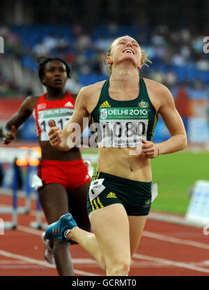 Die Australierin Sally Pearson feiert den Gewinn des 100-m-Hürdenfinales der Frauen am achten Tag der Commonwealth Games 2010 im Jawaharlal Nehru Stadium in Delhi, Indien. Stockfoto